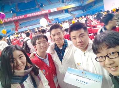 赛队成员与在北京读研的学长合影 赛队成员与在北京读研的学长合影