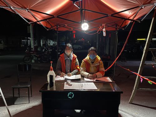 志愿者夜晚工作 志愿者夜晚工作