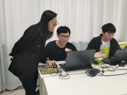 刘老师观看比赛 刘老师观看比赛