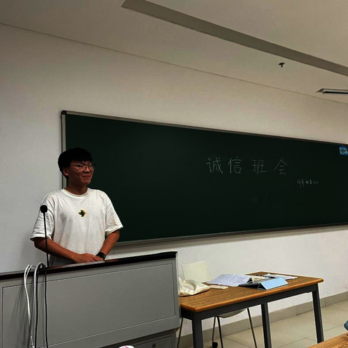 图为计算机202班虞子桁分享诚信故事