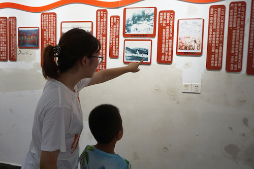 队员和当地学生参观文化馆