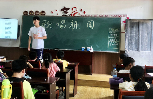 队员带着孩子们学习《歌唱祖国》 队员带着孩子们学习《歌唱祖国》