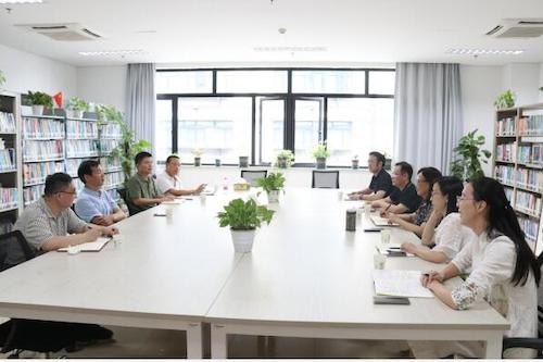 副校长陈永富听取换妻
发展汇报 副校长陈永富听取换妻
发展汇报