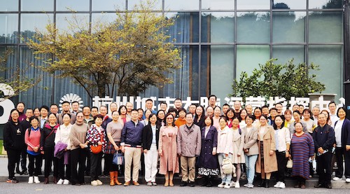 城市大脑指挥中心外合影 (1) 城市大脑指挥中心外合影 (1)