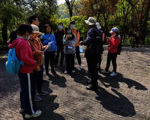 浙江大学沈忠悦教授在九曜山听天阁讲解相关自然地理知识 浙江大学沈忠悦教授在九曜山听天阁讲解相关自然地理知识