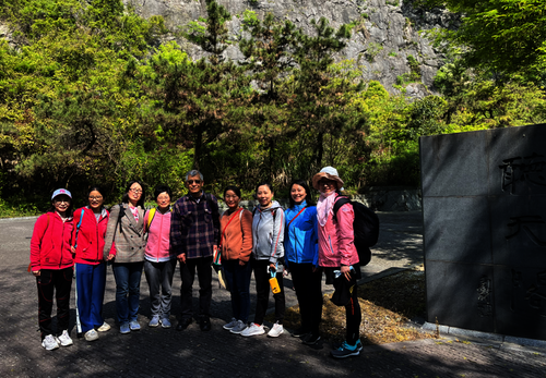 听天阁附近侵入岩体的出露点合影 听天阁附近侵入岩体的出露点合影