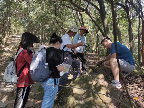 师生在北高峰与美人峰之间的路边岩石观察断层擦痕 师生在北高峰与美人峰之间的路边岩石观察断层擦痕