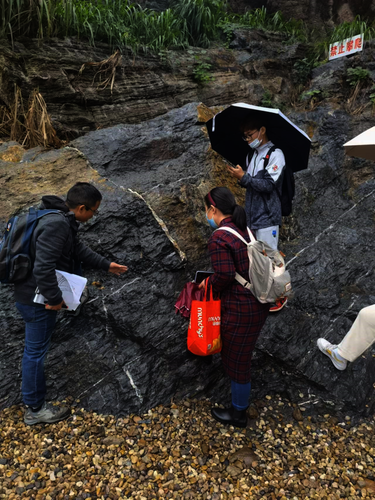 遥感地学系师生们野外讨论 遥感地学系师生们野外讨论