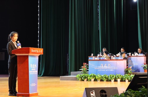 沈楚慧在答辩中 沈楚慧在答辩中