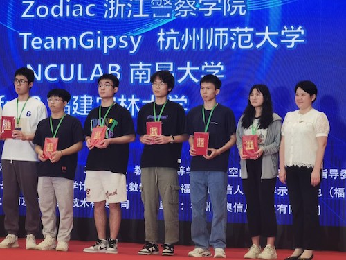 图2 TeamGipsy战队舒逸尘上台领奖 图2 TeamGipsy战队舒逸尘上台领奖