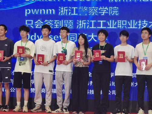 图3 StrikeFreedom战队胡怡梦上台领奖 图3 StrikeFreedom战队胡怡梦上台领奖