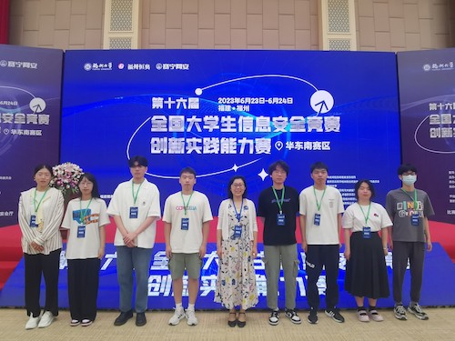 图4 参赛队员与指导老师合影 图4 参赛队员与指导老师合影