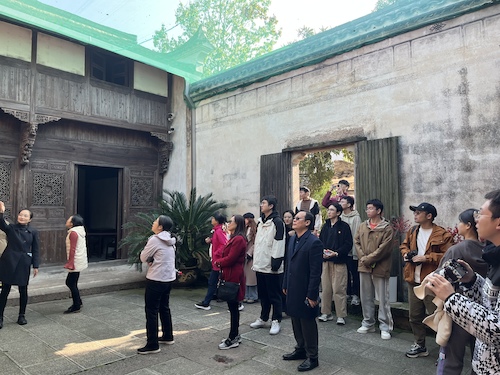 参观陈望道故居1 参观陈望道故居1