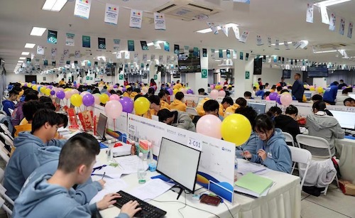 选手们正在紧张激烈的比赛中