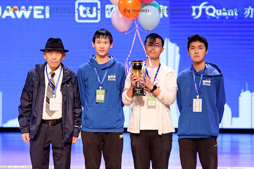 ICPC亚洲委员会执行主席黄金雄给选手颁奖