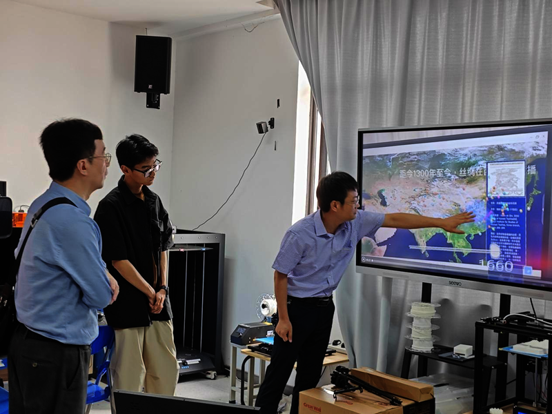参观人机交互与虚拟现实实验室3