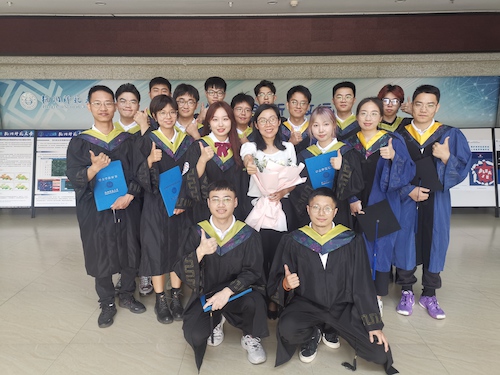 2022年6月，刘雪娇老师和学生一起的毕业留念照