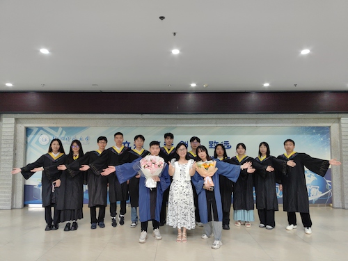 2024年6月，刘雪娇老师和学生一起的毕业留念照