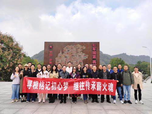 高铁站合影 高铁站合影