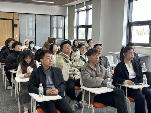 与会代表认真聆听 与会代表认真聆听